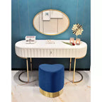 Taburete otomano de terciopelo con forma de corazón, tapicería color crema, base de acero inoxidable dorado, diseño contemporáneo