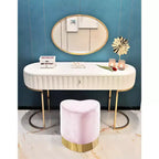 Taburete otomano de terciopelo con forma de corazón, tapicería color crema, base de acero inoxidable dorado, diseño contemporáneo