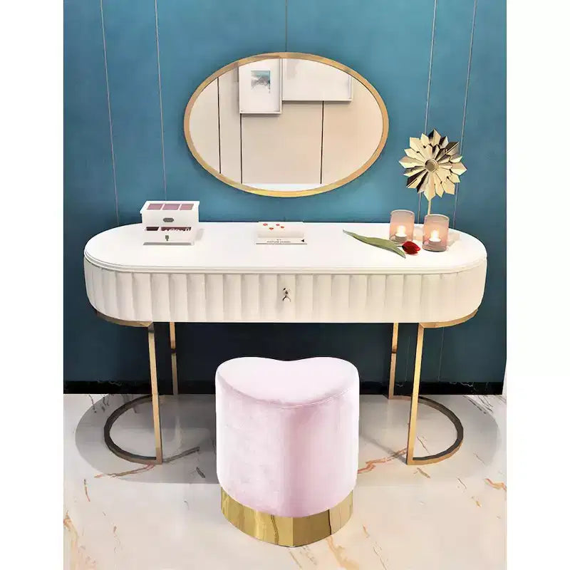 Taburete otomano de terciopelo con forma de corazón, tapicería color crema, base de acero inoxidable dorado, diseño contemporáneo