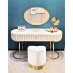 Taburete otomano de terciopelo con forma de corazón, tapicería color crema, base de acero inoxidable dorado, diseño contemporáneo