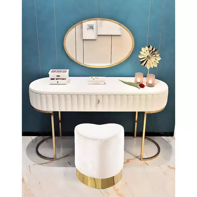 Taburete otomano de terciopelo con forma de corazón, tapicería color crema, base de acero inoxidable dorado, diseño contemporáneo
