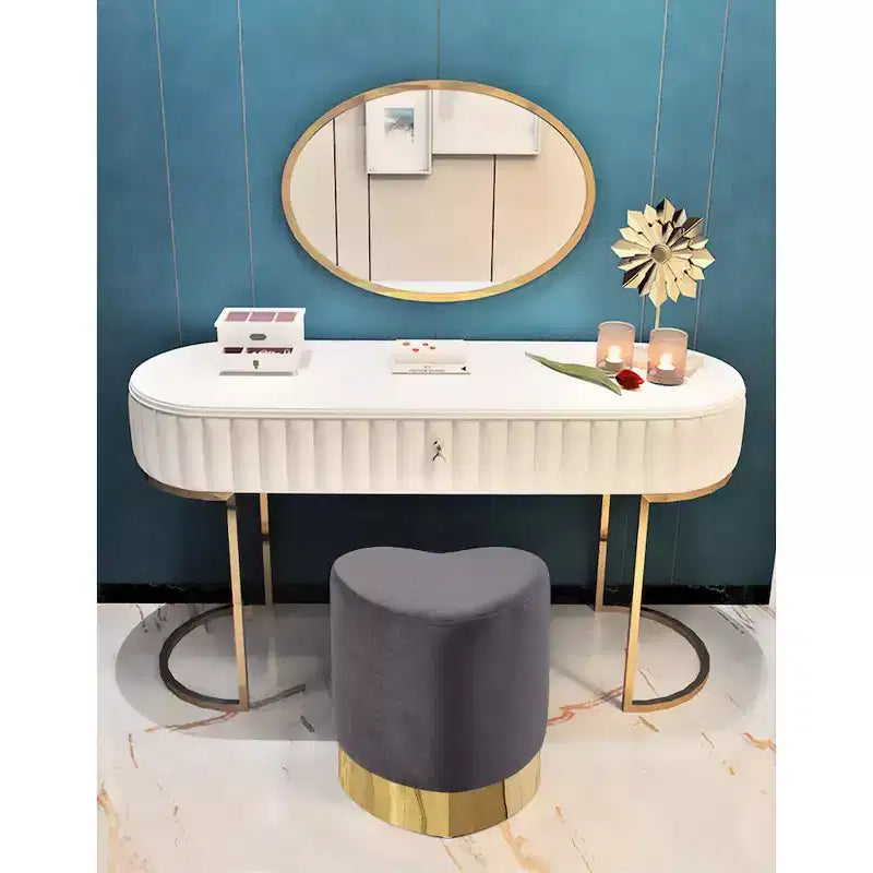 Taburete otomano de terciopelo con forma de corazón, tapicería color crema, base de acero inoxidable dorado, diseño contemporáneo