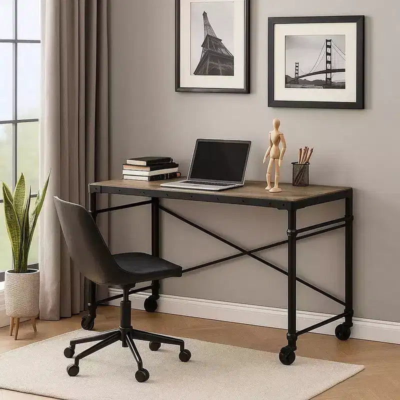 Escritorio con ruedas y detalles de tachuelas, tablero con vetas de madera, patas de metal, estilo industrial, negro