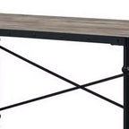 Escritorio con ruedas y detalles de tachuelas, tablero con vetas de madera, patas de metal, estilo industrial, negro