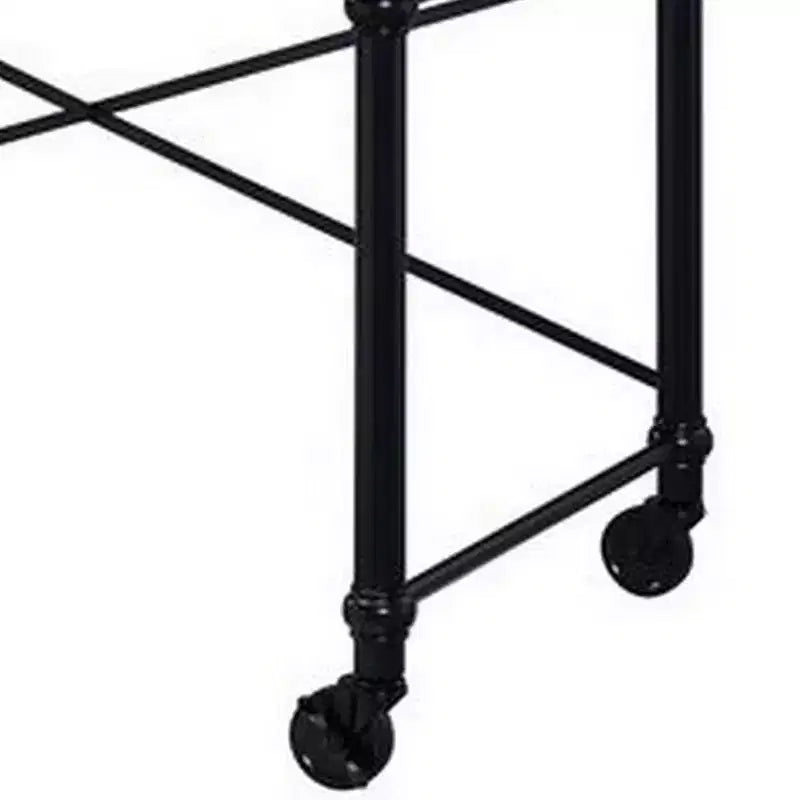 Escritorio con ruedas y detalles de tachuelas, tablero con vetas de madera, patas de metal, estilo industrial, negro