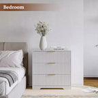 Mesita de Noche Blanca de 27 Pulgadas de Ancho con 3 Cajones, Mesa Auxiliar Moderna Acanalada de Madera, Gabinete Grande de Almacenamiento, Cómoda para Dormitorio, Sala de Estar, Muebles para el Hogar