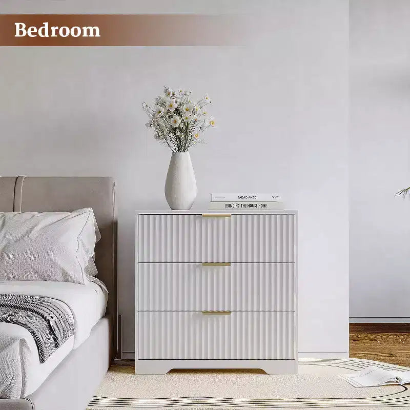 Mesita de Noche Blanca de 27 Pulgadas de Ancho con 3 Cajones, Mesa Auxiliar Moderna Acanalada de Madera, Gabinete Grande de Almacenamiento, Cómoda para Dormitorio, Sala de Estar, Muebles para el Hogar