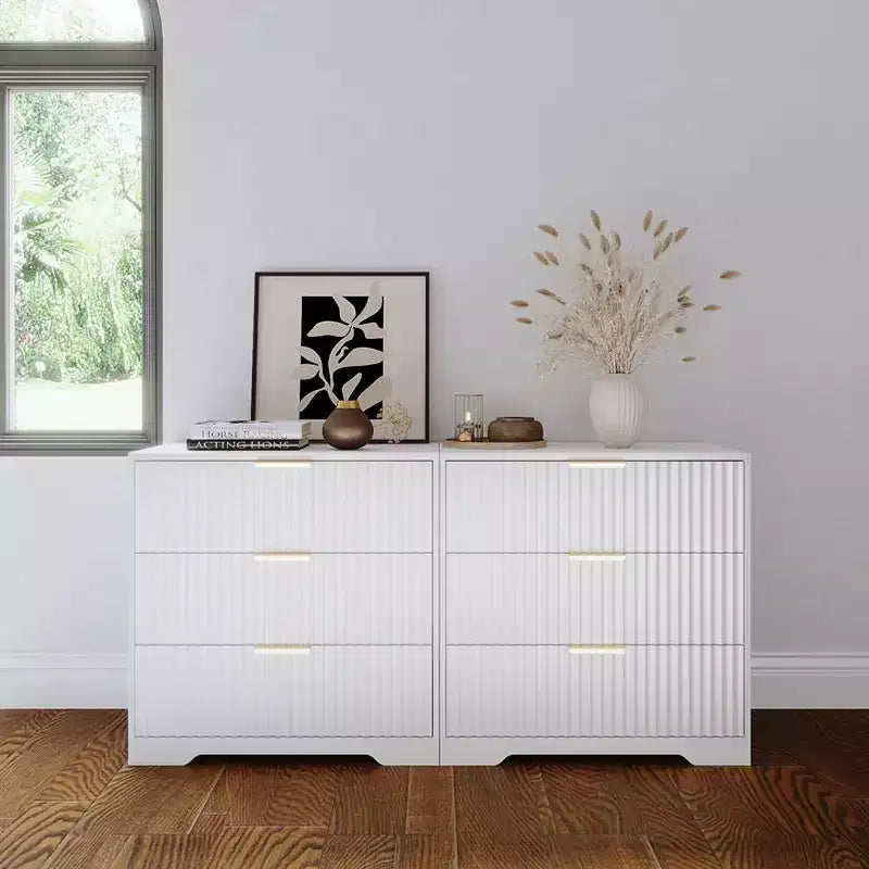 Mesita de Noche Blanca de 27 Pulgadas de Ancho con 3 Cajones, Mesa Auxiliar Moderna Acanalada de Madera, Gabinete Grande de Almacenamiento, Cómoda para Dormitorio, Sala de Estar, Muebles para el Hogar