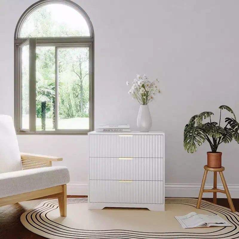 Mesita de Noche Blanca de 27 Pulgadas de Ancho con 3 Cajones, Mesa Auxiliar Moderna Acanalada de Madera, Gabinete Grande de Almacenamiento, Cómoda para Dormitorio, Sala de Estar, Muebles para el Hogar