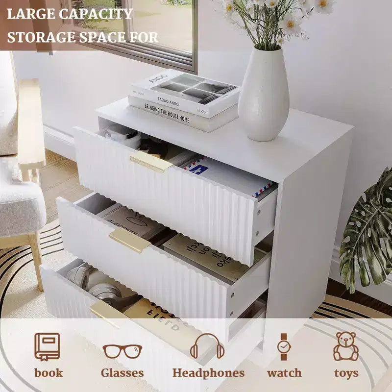 Mesita de Noche Blanca de 27 Pulgadas de Ancho con 3 Cajones, Mesa Auxiliar Moderna Acanalada de Madera, Gabinete Grande de Almacenamiento, Cómoda para Dormitorio, Sala de Estar, Muebles para el Hogar