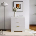 Mesita de Noche Blanca de 27 Pulgadas de Ancho con 3 Cajones, Mesa Auxiliar Moderna Acanalada de Madera, Gabinete Grande de Almacenamiento, Cómoda para Dormitorio, Sala de Estar, Muebles para el Hogar