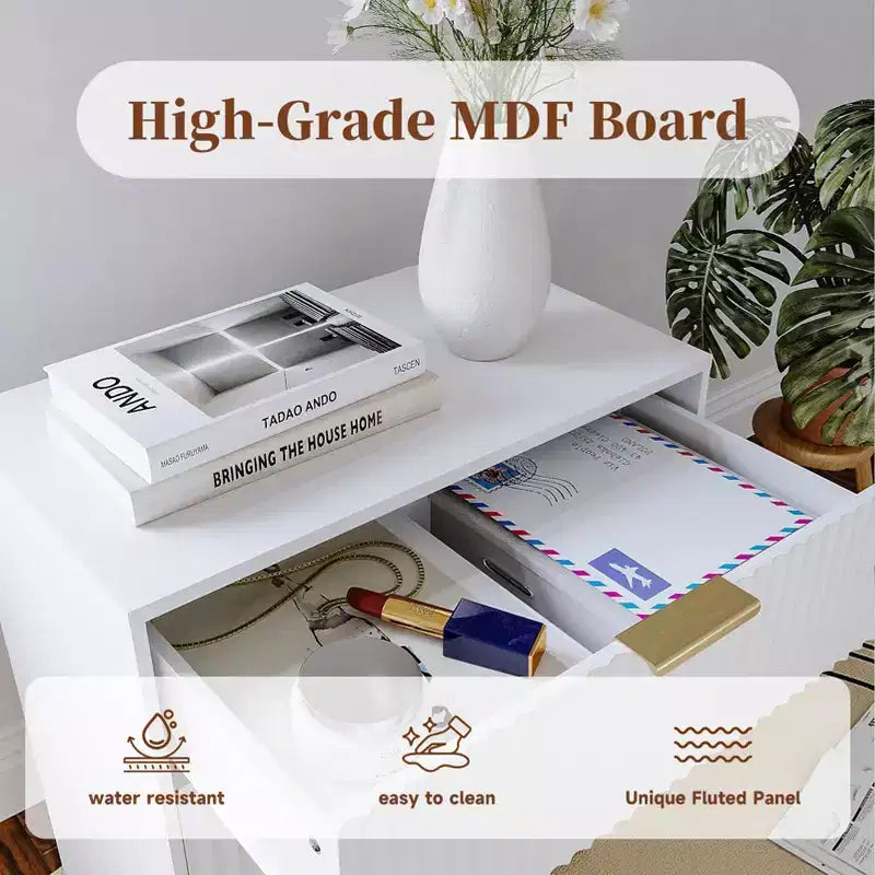 Mesita de Noche Blanca de 27 Pulgadas de Ancho con 3 Cajones, Mesa Auxiliar Moderna Acanalada de Madera, Gabinete Grande de Almacenamiento, Cómoda para Dormitorio, Sala de Estar, Muebles para el Hogar